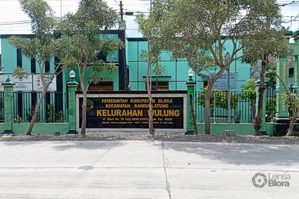 Oknum Perangkat Kelurahan Wulung, Kecamatan Randublatung, Kabupaten Blora diduga menyelewengkan uang Pajak Bumi dan Bangunan (PBB) warga setempat.